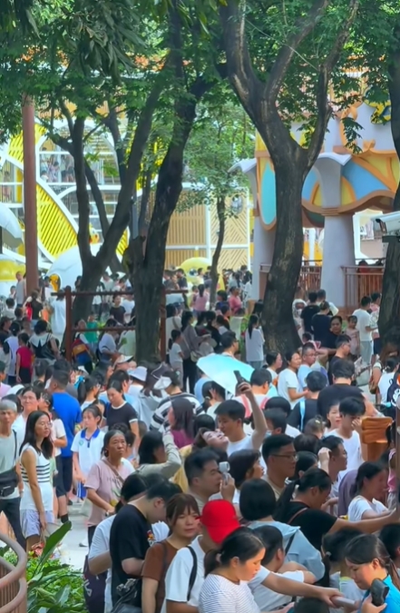 深圳兒童公園改造重開後,大量市民排隊入場見證集體回憶歸來。 小紅書 深圳兒童公園改造重開後,大量市民排隊入場見證集體回憶歸來。 小紅書