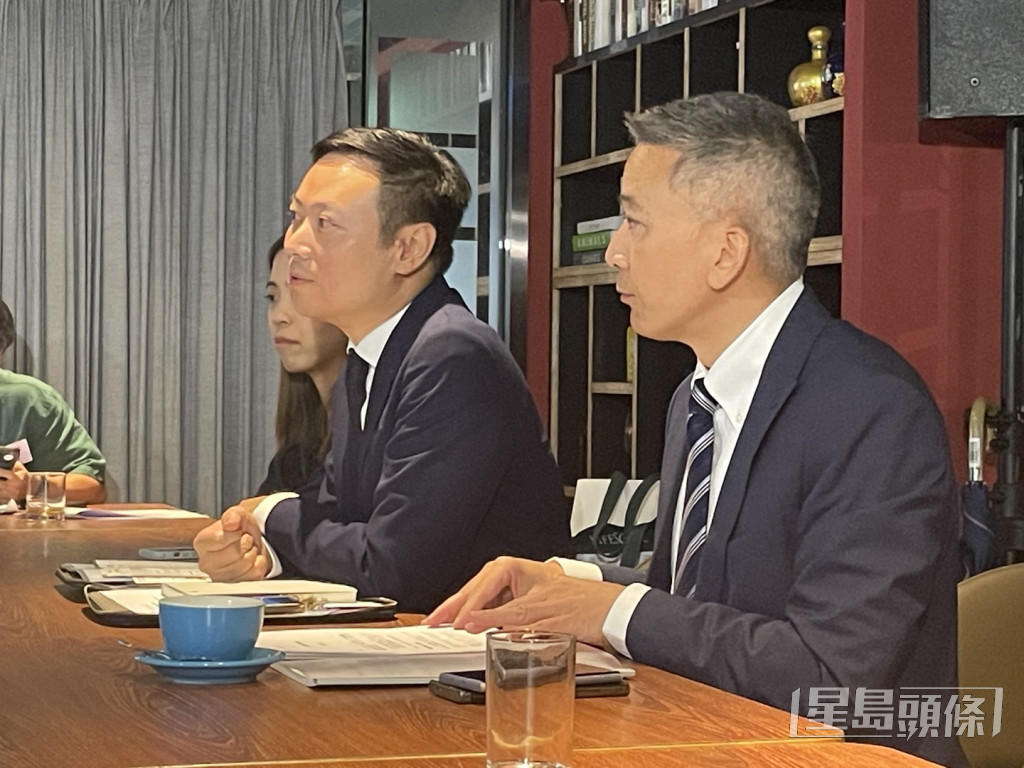 徐英偉(左)表示,會上業界反應正面,有八成人認為計劃有助紓緩業界人手不足問題。資料圖片 徐英偉(左)表示,會上業界反應正面,有八成人認為計劃有助紓緩業界人手不足問題。資料圖片
