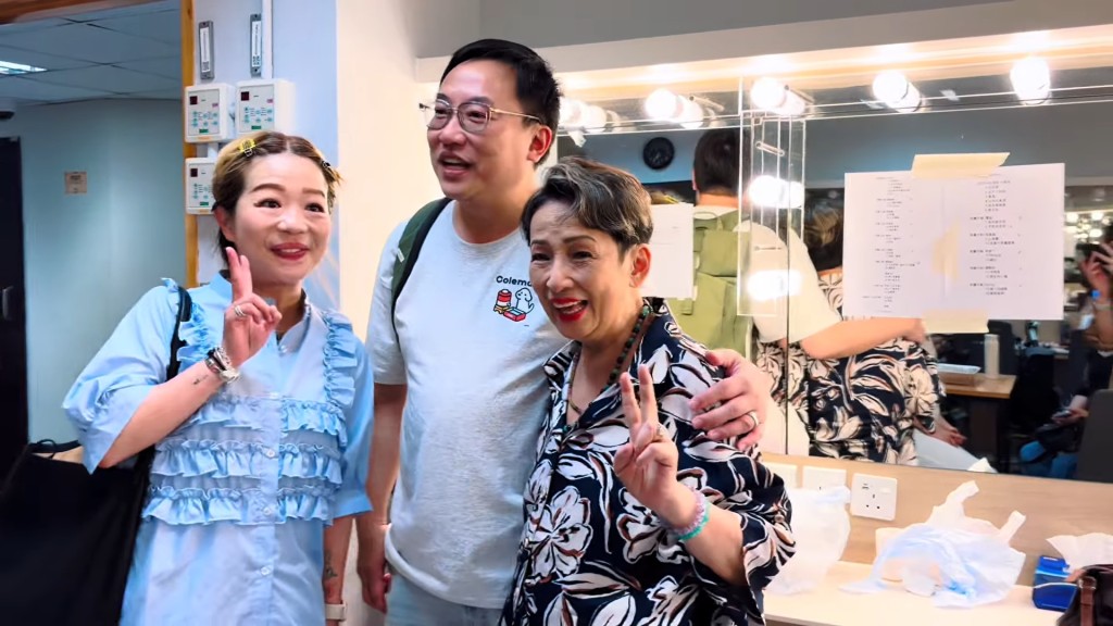 馮素波見到兒子及新抱好開心。 馮素波見到兒子及新抱好開心。
