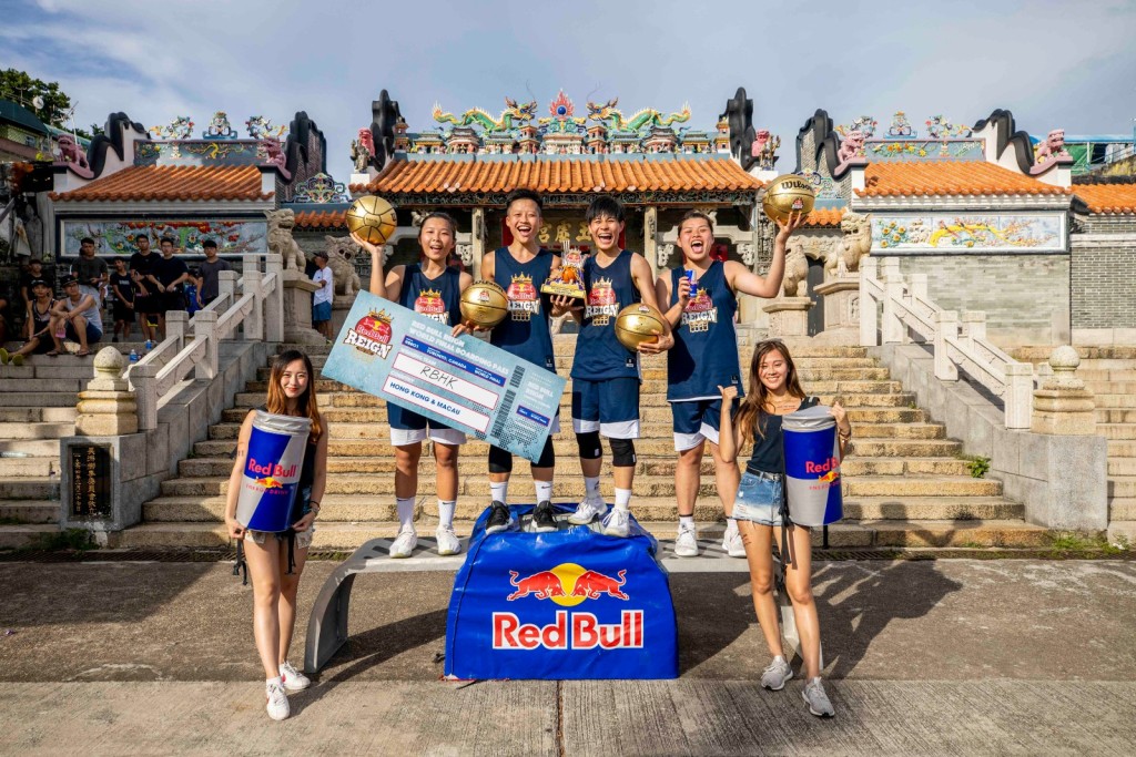 由卓婷(右三)領軍的RBHK在Red Bull Reign 三人籃球賽女子組決賽,以一分險勝對手封后。相片由公關提供