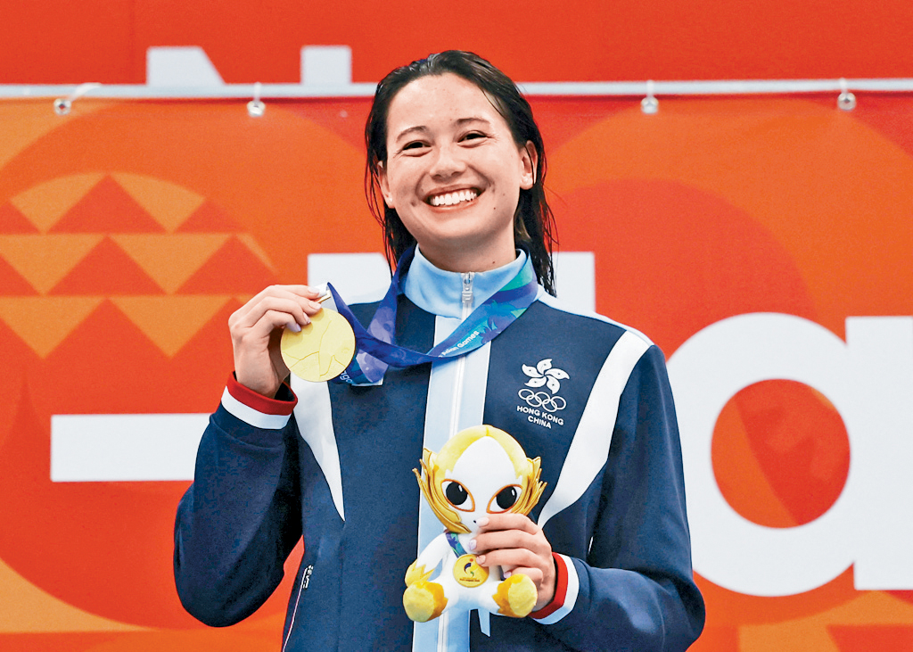 何诗蓓取得女子100米自由泳金牌，今届亚运累积两金一银。