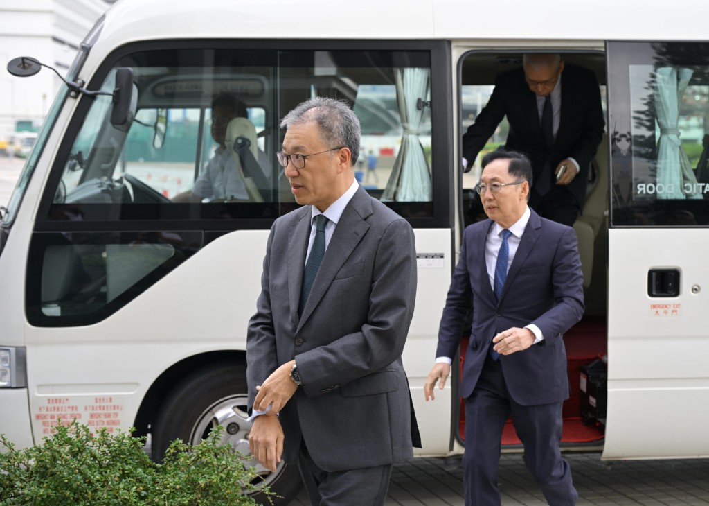 獨立委員會主席陸啟康（前）、委員陳健波（後）。