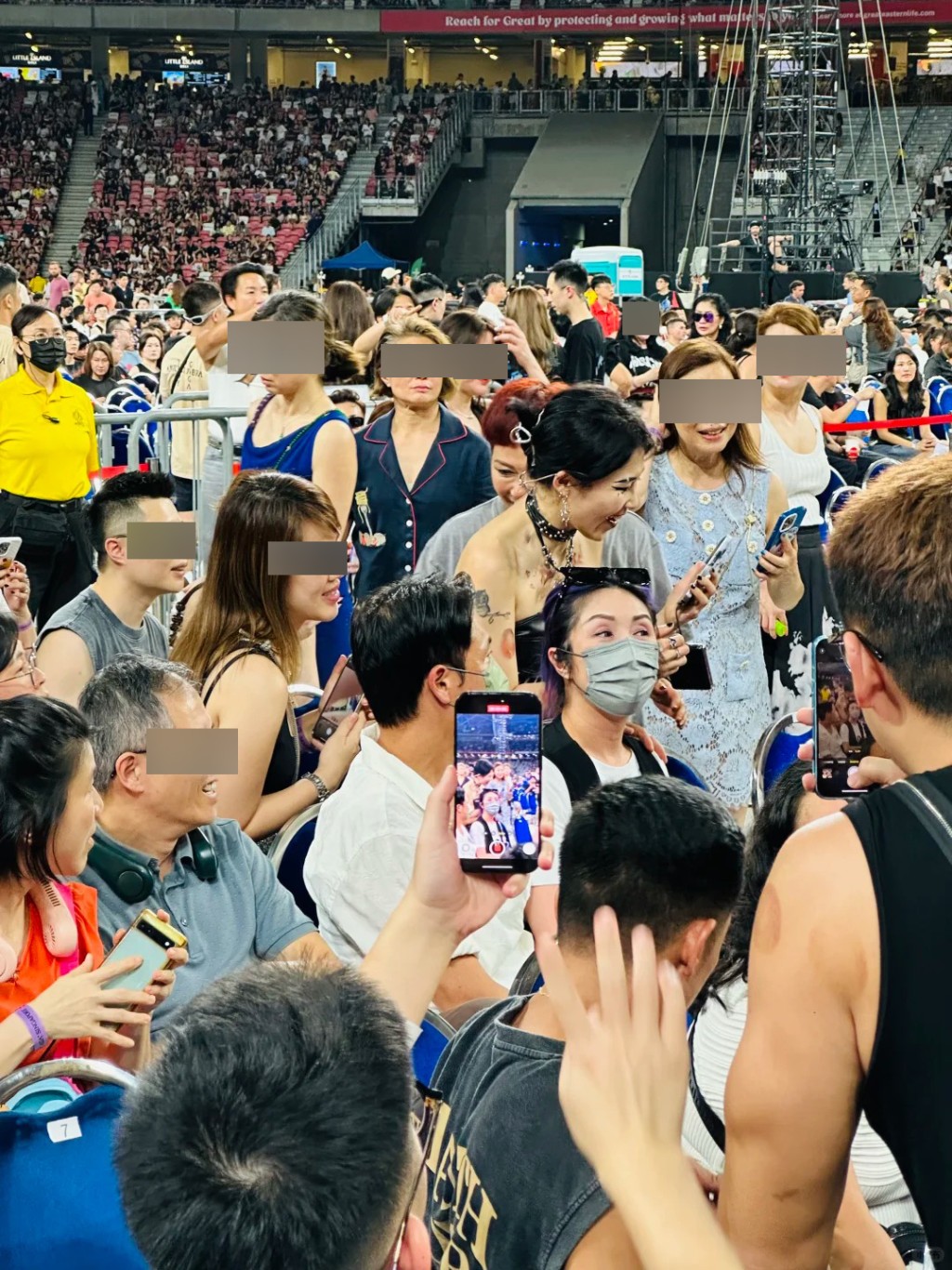 為免情況更混亂,丁子高與楊千嬅一度要離席。 為免情況更混亂,丁子高與楊千嬅一度要離席。