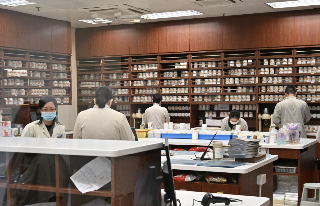 有19.1%受訪者過去半年內向醫護專業人員獲得中醫藥資訊。資料圖片