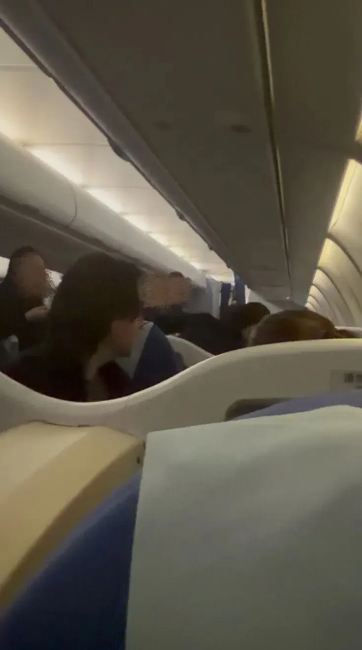 客機降落上海後, 滑行時傳焦味。 客機降落上海後, 滑行時傳焦味。