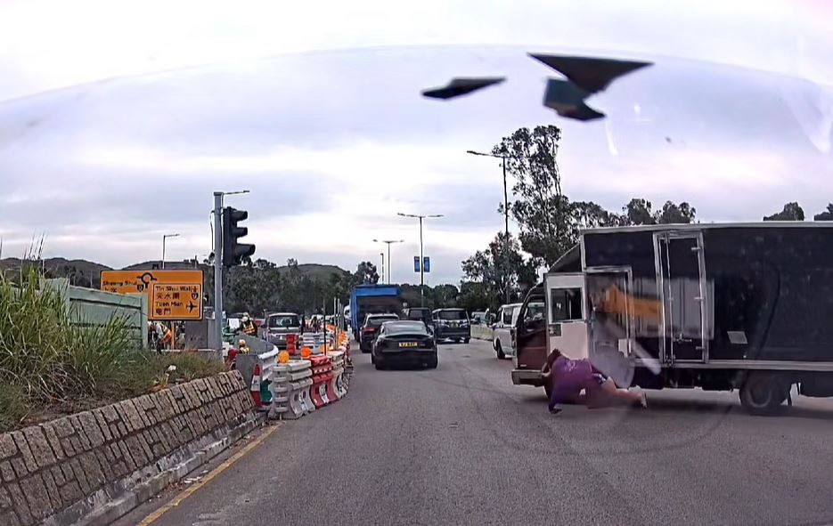 男乘客由貨車跌落馬路。fb車cam L（香港群組）影片截圖