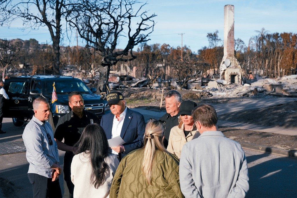 特朗普與夫人梅拉尼婭上周五視察洛杉磯山火災區帕西菲克帕利塞茲(豪宅區)，與居民交談。