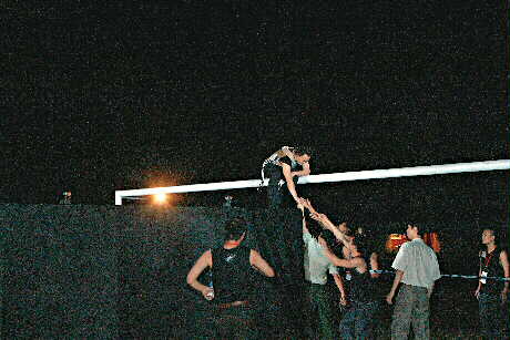 陈奕迅2002年在台北校园演唱会表演期间，不慎堕台导致下体受重伤。（《东周刊》图片）