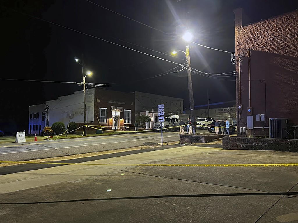 枪击事件发生在当地周六晚10点30分左右，事发后当地警察封锁现场，寻找有用的证据，包括路口监视器等。AP