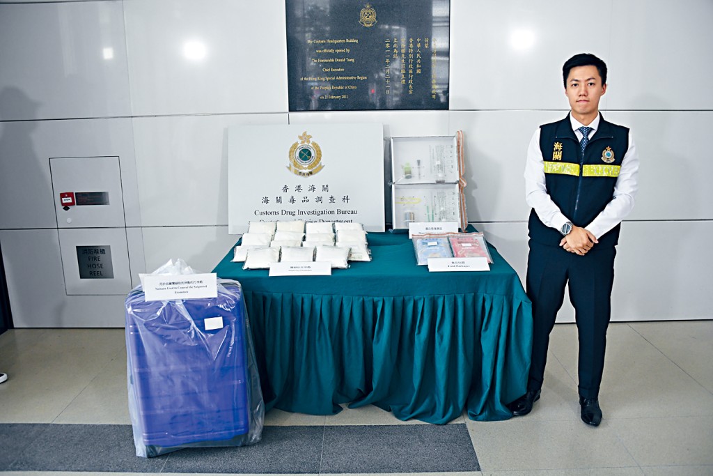 海關毒品調查科毒品調查第二組調查主任連翹鋒,講述破獲毒品案詳情。