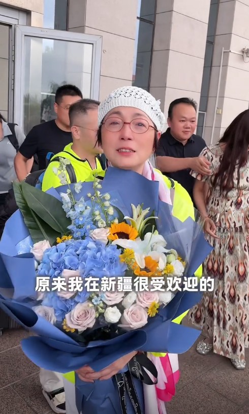 苑瓊丹指自己於新疆亦大受歡迎。 苑瓊丹指自己於新疆亦大受歡迎。