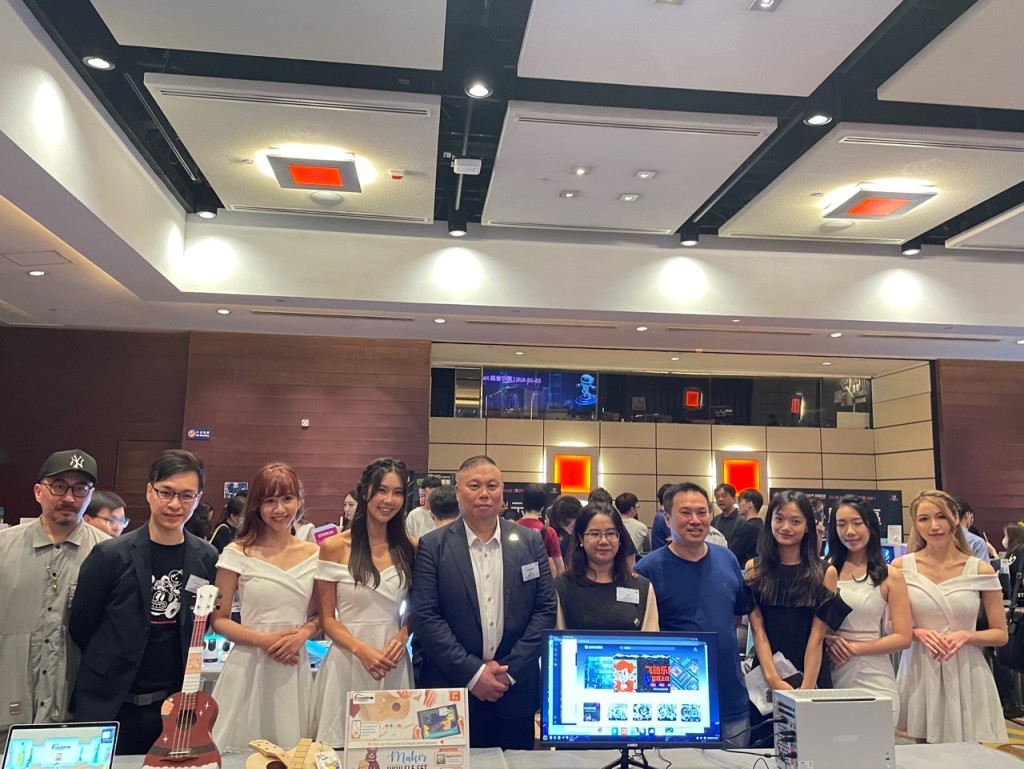 香港电脑商会会长许健生（左起第五）。蔡思宇摄