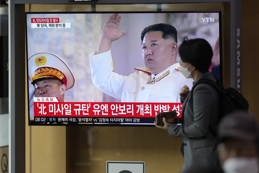 电视屏幕播放有关北韩发射导弹的新闻节目以及北韩领导人金正恩的镜头。AP