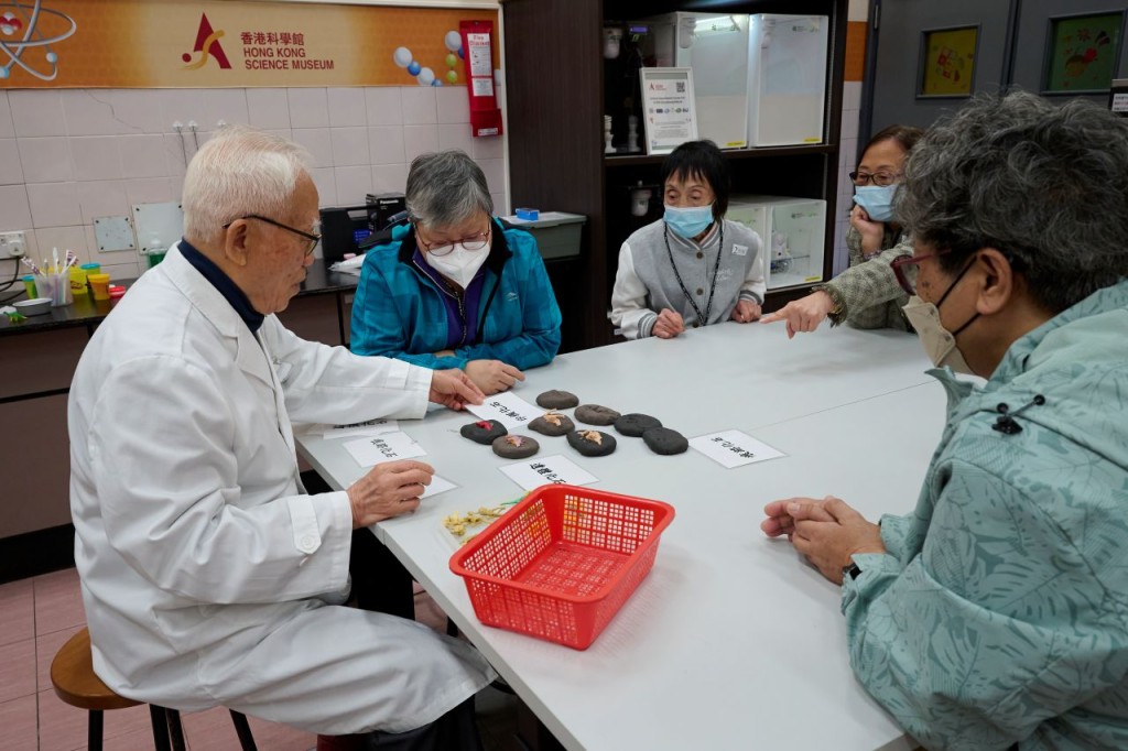 長者們參與「化石探奇」實驗班,深入了解化石的形成原理。(由香港科學館提供) 長者們參與「化石探奇」實驗班,深入了解化石的形成原理。(由香港科學館提供)