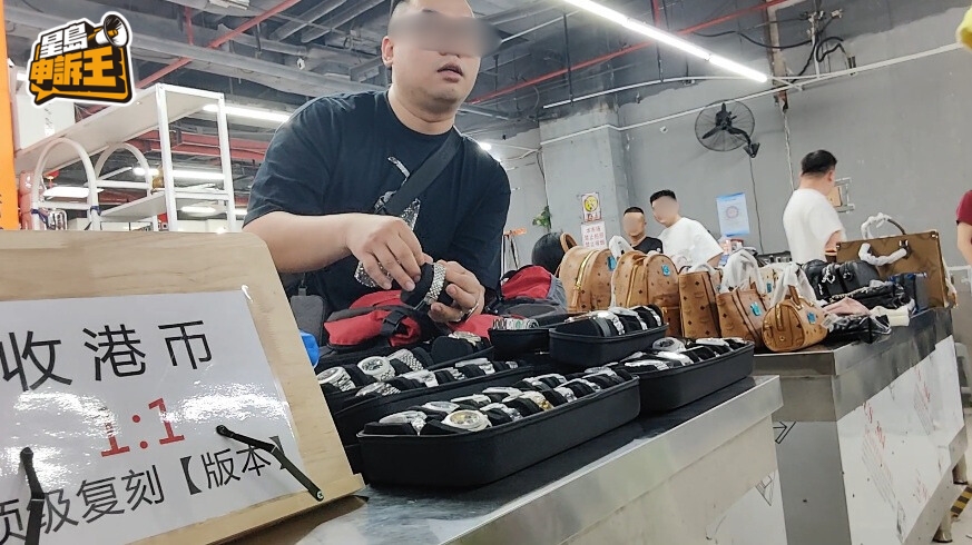 記者發現有香港人在現場擺攤,閒聊下得知全因香港搵食艱難而北上謀生。 記者發現有香港人在現場擺攤,閒聊下得知全因香港搵食艱難而北上謀生。