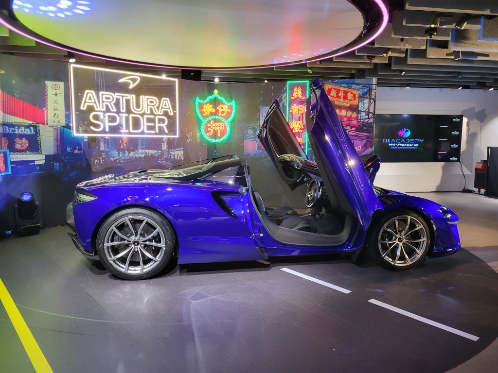 全新McLaren Artura Spider开顶版PHEV混能超跑车价落实为428万港元起，相比Coupe版约贵40万港元。