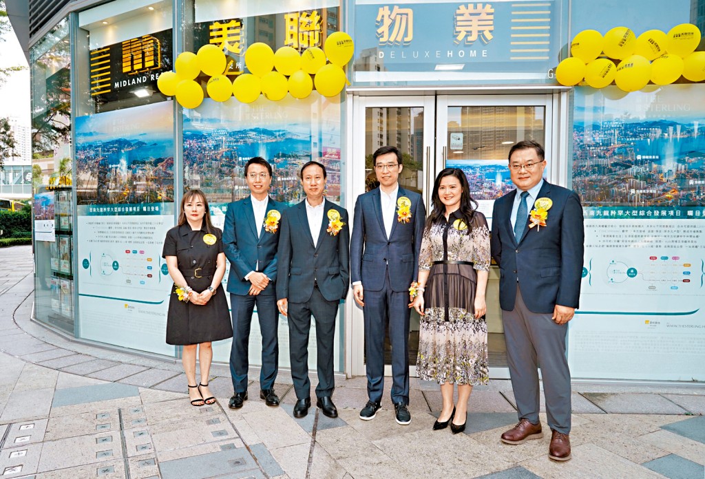 華潤置地（海外）孔建（右三）表示，西南九龍叡璟I已獲批預售，短期內登場。右二為岑菲菲，左三為美聯布少明。