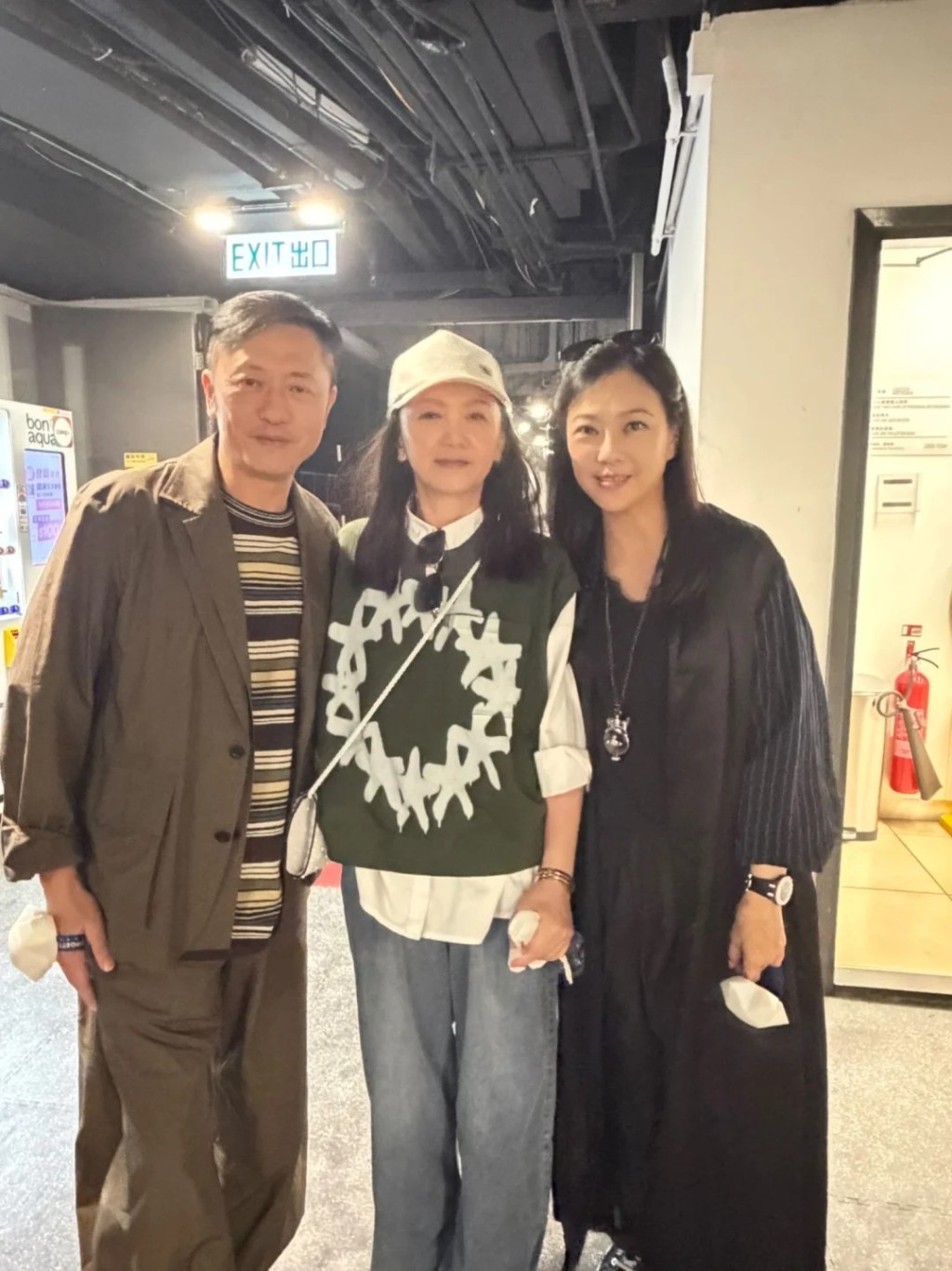 曾華倩與蘇志威、劉小慧夫婦在後台巧遇,留下珍貴合影。 曾華倩與蘇志威、劉小慧夫婦在後台巧遇,留下珍貴合影。