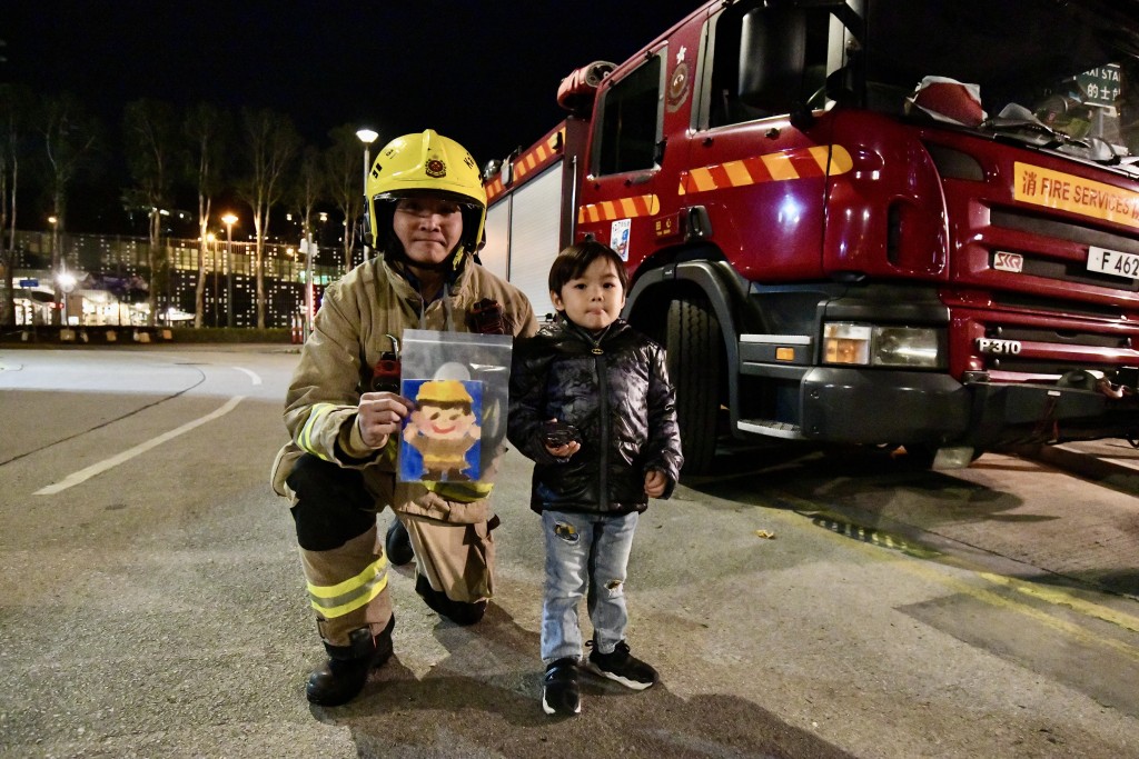 小朋友將親手繪製謝卡與畫像,送贈消防人員。盧江球攝 小朋友將親手繪製謝卡與畫像,送贈消防人員。盧江球攝