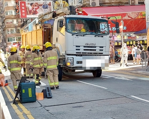 消防員將事主救出送院。 香港突發事故報料區FB圖