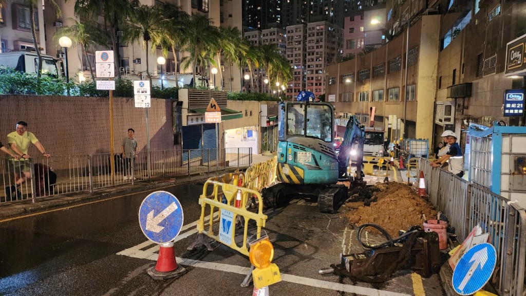 水務署人員漏夜搶修。黎志偉攝