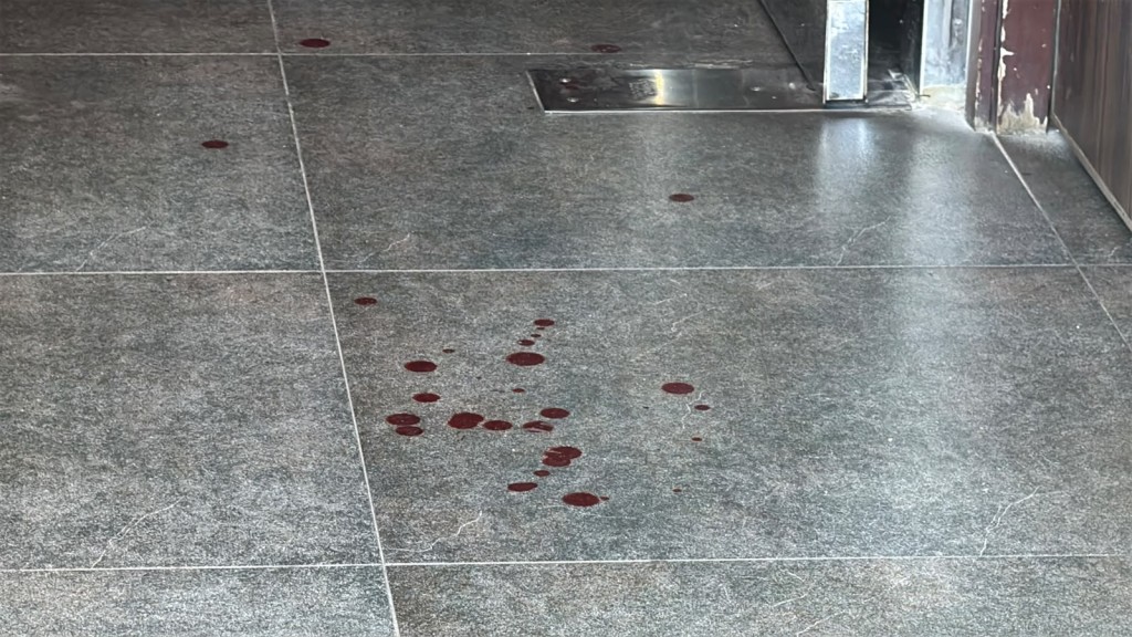 酒吧內遺下血迹。 酒吧內遺下血迹。