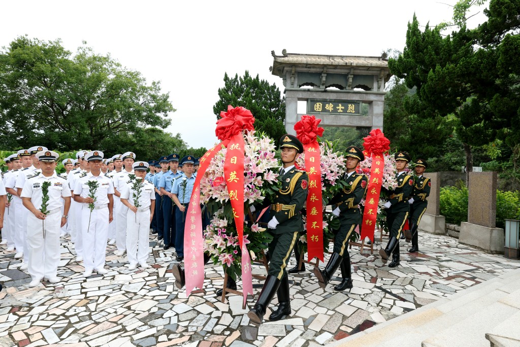 駐香港部隊官兵與香港社會各界代表昨日(八月三十日)共同瞻仰斬竹灣等抗日英烈紀念碑。 駐香港部隊官兵與香港社會各界代表昨日(八月三十日)共同瞻仰斬竹灣等抗日英烈紀念碑。