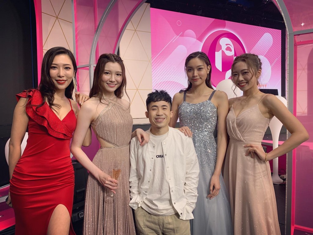张凯莎（左）2021年以代号「孖四」参加ViuTV选美真人骚《最后一届口罩小姐选举》。
