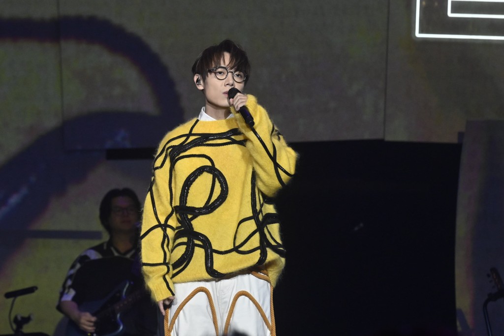 家謙演唱自己首本名曲《一人之境》時竟然唱錯歌詞。 家謙演唱自己首本名曲《一人之境》時竟然唱錯歌詞。
