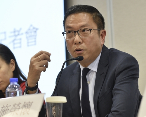 施榮懷(右)。資料圖片
