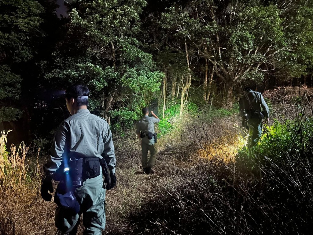 警员深夜于山野巡逻，搜捕窃贼打击罪案。警方图片