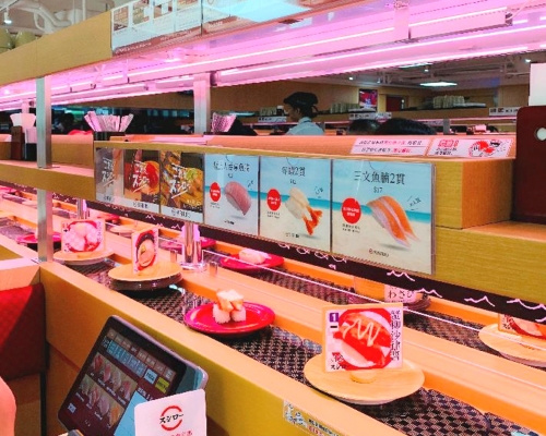 日本連鎖迴轉壽司品牌「壽司郎」（Sushiro），在佐敦開設首間分店。投資推廣署圖片