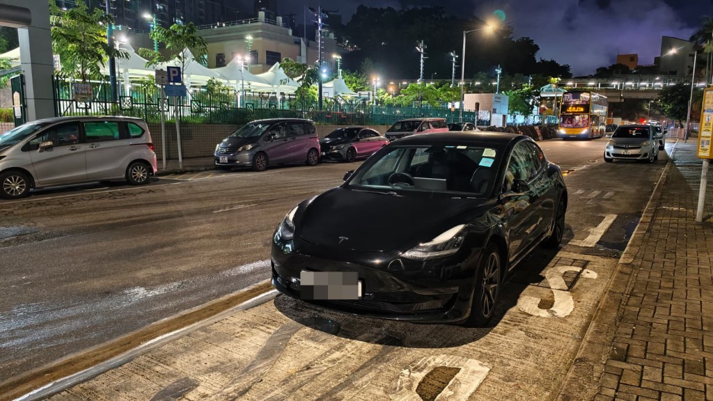 一輛Tesla私家車與一輛九巴發生相撞。黃文威攝 一輛Tesla私家車與一輛九巴發生相撞。黃文威攝