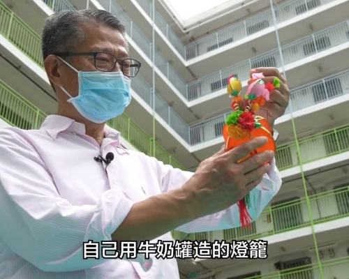 陳茂波回到他小時候居住的南山邨，探望舊街坊再順便重溫童年回憶。