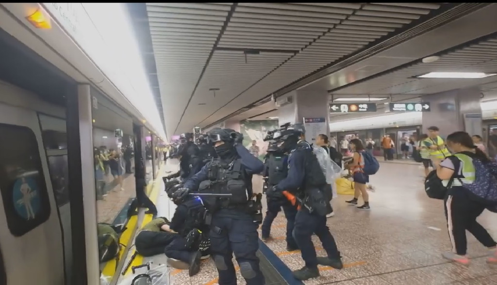 有示威者在月台被防暴警制服。資料圖片