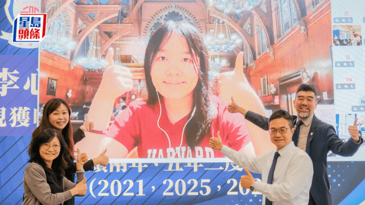 董玉娣中學首誕女狀元李心兒，獲校長及副校長祝賀。校長劉子聰（右上）、副校長陳啟成（右下） 、副校長 陳雅施（左上）、 副校長何秀芝（左下）（圖片由學校提供）