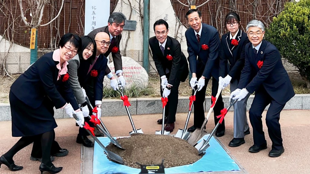 今年3月17日,北京市月壇中學舉行的日中邦交正常化50周年紀念植樹活動。