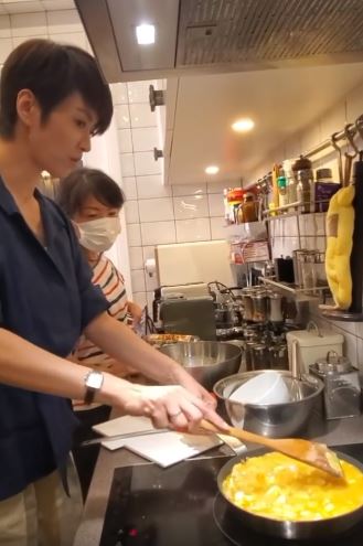 Gigi开工时即场整西班牙蛋饼给剧组食。