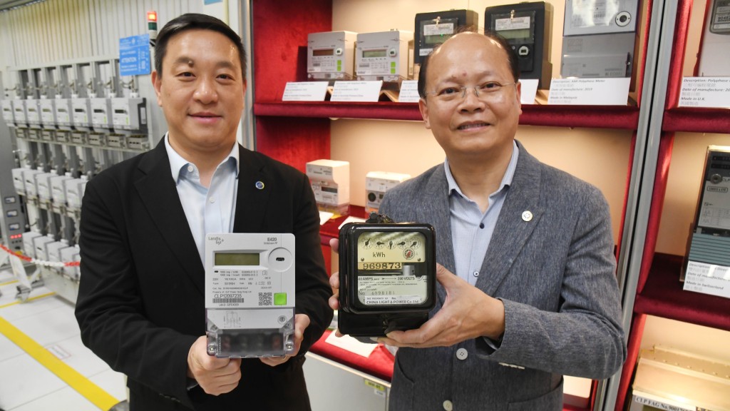 中华电力输电及供电业务部高级总监罗卓恒（左），中华电力客户成功及销售总监卢志华（右）。