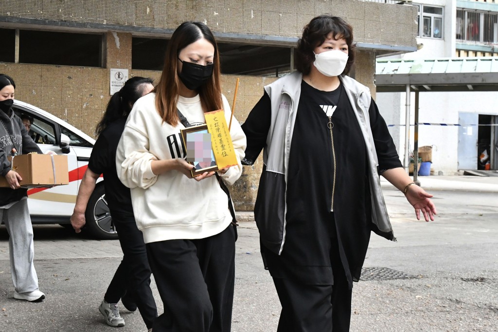 有遇難者家屬回來拜祭。盧江球攝