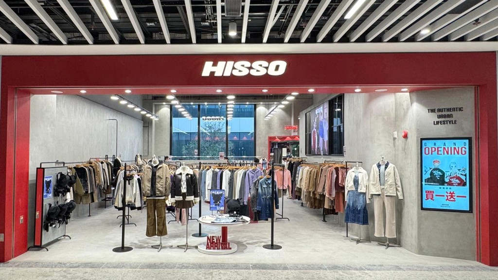 本土港產潮牌時裝店HISSO及其姊妹店Story Behind,全線分店已於4月陸續結業,為長達15年的營運劃上句號。 本土港產潮牌時裝店HISSO及其姊妹店Story Behind,全線分店已於4月陸續結業,為長達15年的營運劃上句號。