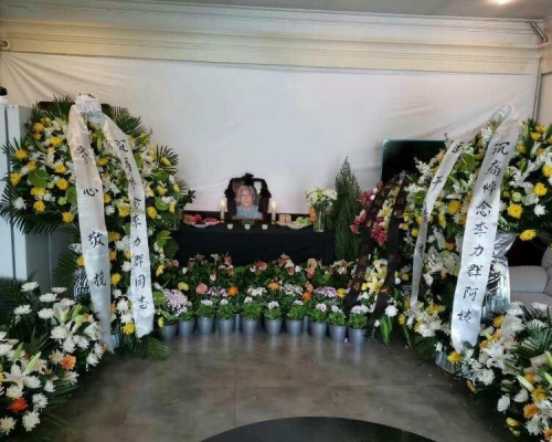 靈堂設花圈。網圖