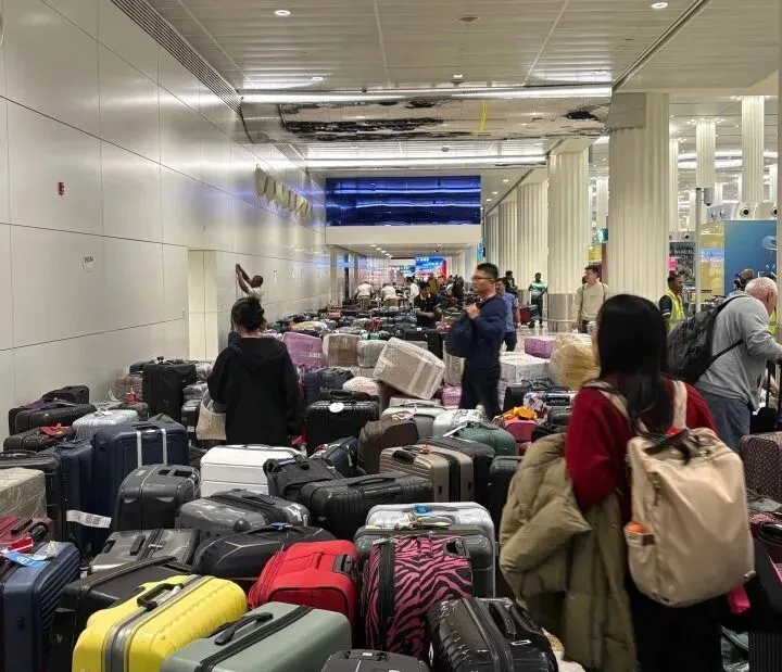 机场充满转机滞留的行李。 橙柿 机场充满转机滞留的行李。 橙柿