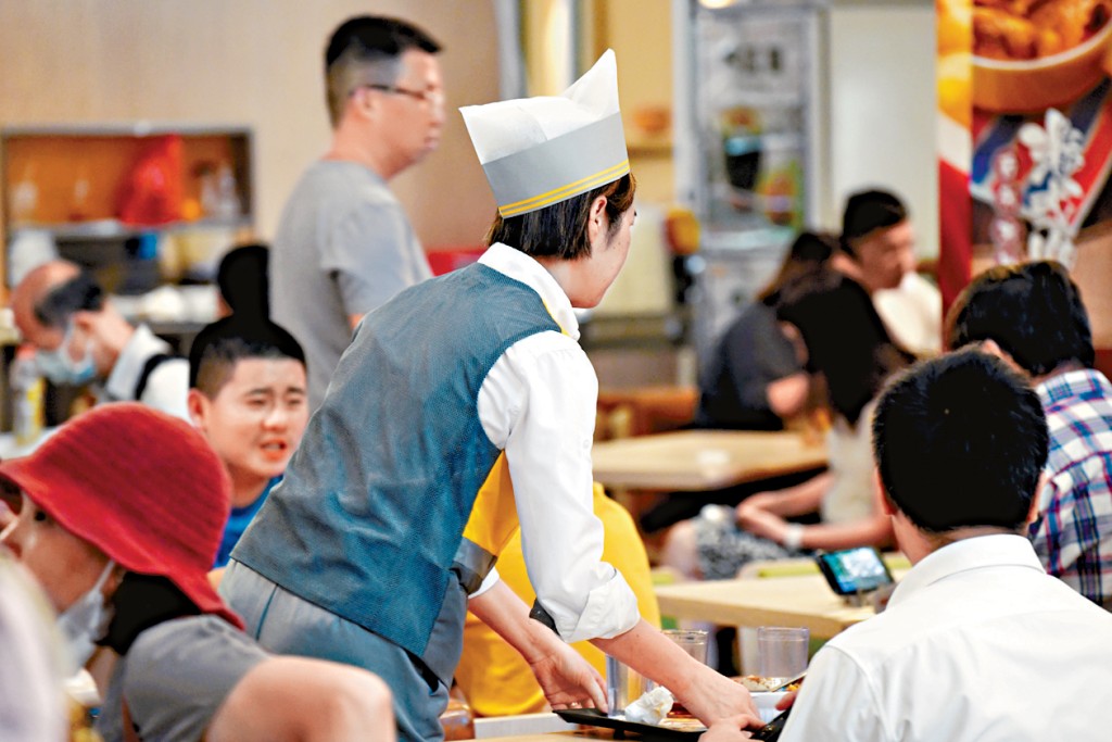 餐飲服務業申請輸入勞工人數最多。