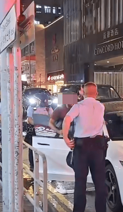 外籍男不斷用不純正的廣東話向警員爆粗辱罵。 外籍男不斷用不純正的廣東話向警員爆粗辱罵。