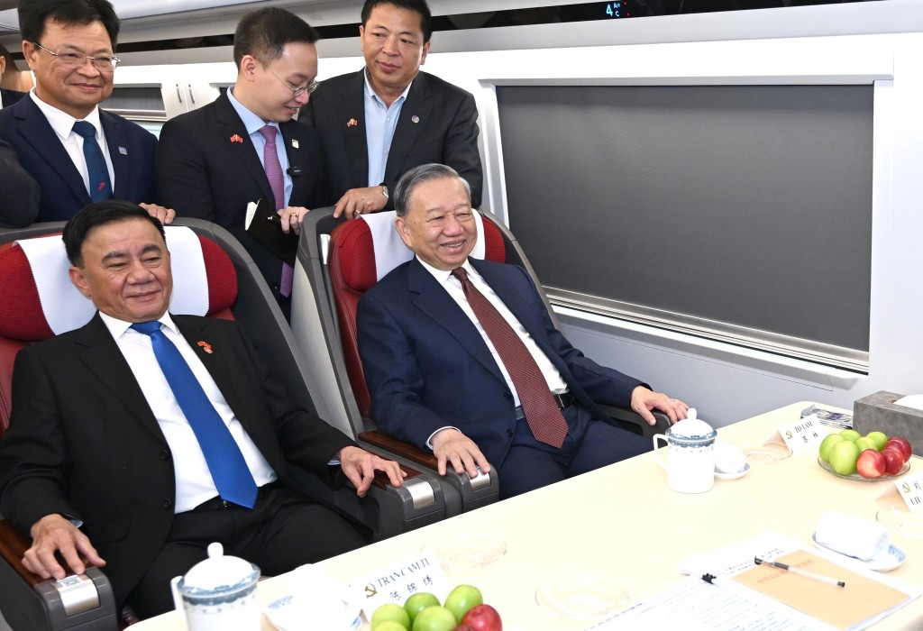 4月16日上午，越共中央總書記、國家主席蘇林乘高鐵離開北京，啟程前往廣西，繼續在中國的訪問行程。 新華社