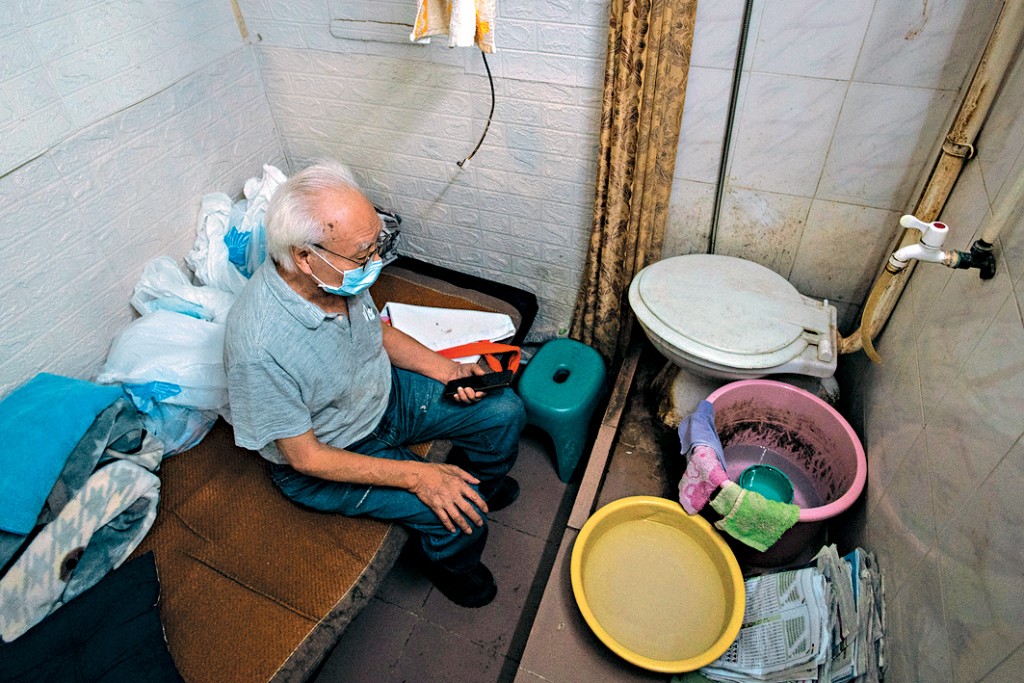 有劏房戶目前居住環境惡劣，睡床正對廁所。