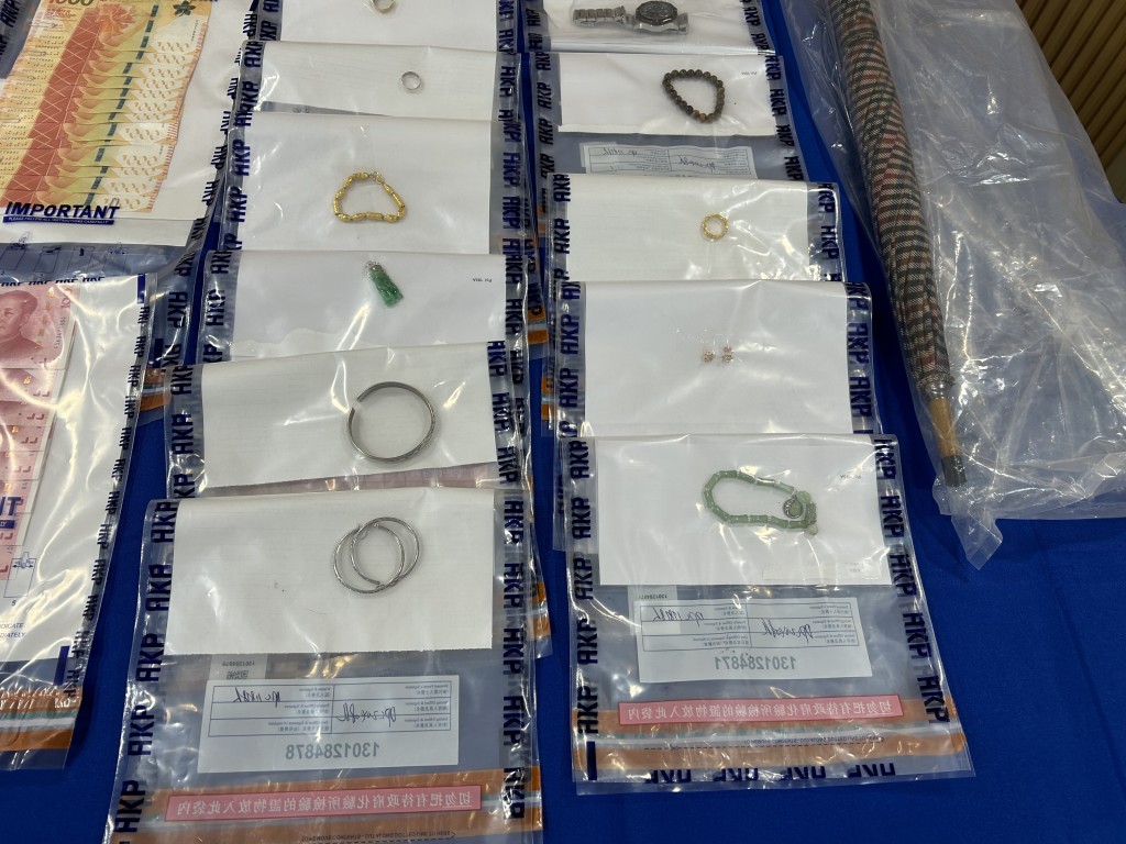 警方起回部份失物,包括現金、首飾珠寶,以及典當失物的當票。曾志恒攝 警方起回部份失物,包括現金、首飾珠寶,以及典當失物的當票。曾志恒攝