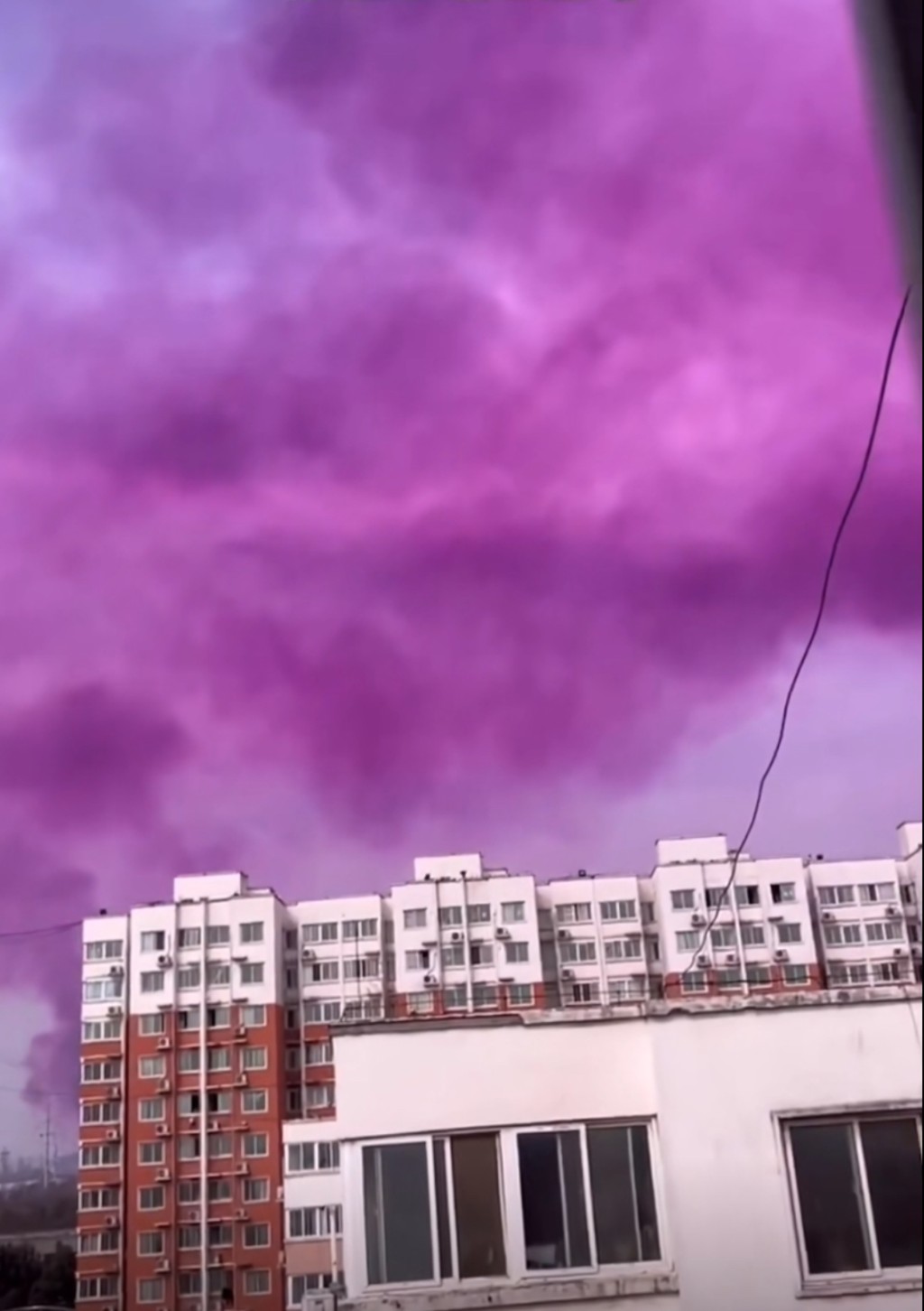 紫色烟雾随风飘散，将天空都染成了紫色。