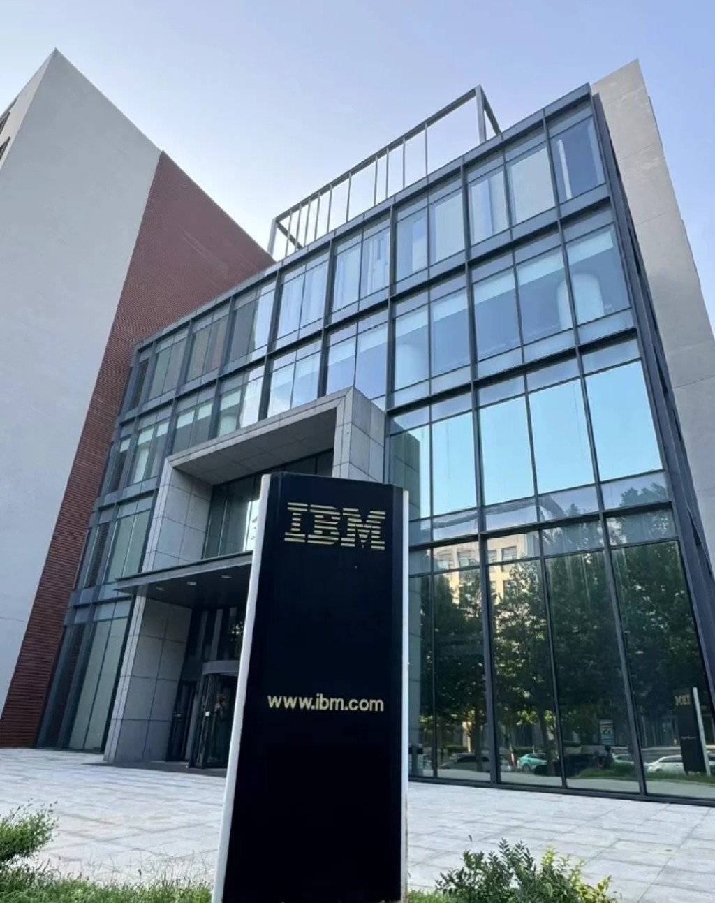 IBM彻底关闭在华研发部门，逾千名员工受影响。